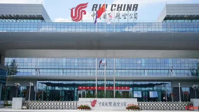 中国国航大楼实景（AIR CHINA 标识），中国国航西南分公司飞行小区配套森科华净 899 台空气净化装置