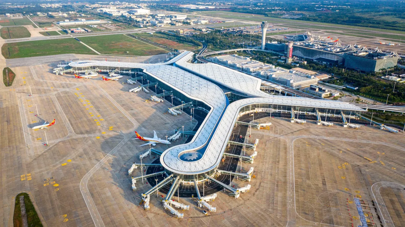 海口美兰国际机场航站楼航拍实景，空调机组配套森科华净静电除尘杀菌段