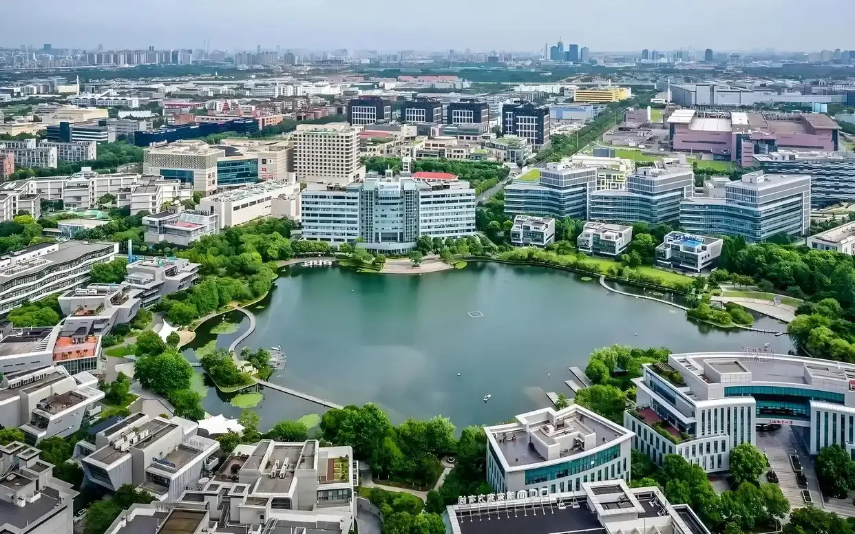 上海浦东张江软件园园区湖景建筑群航拍实景，配套森科华净 888 套空气净化装置