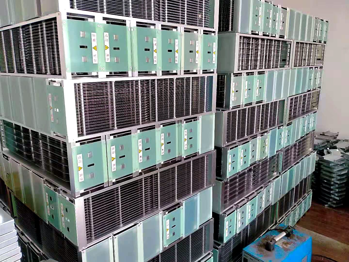 生产基地库房实拍:批量存放的净化装置成品模块